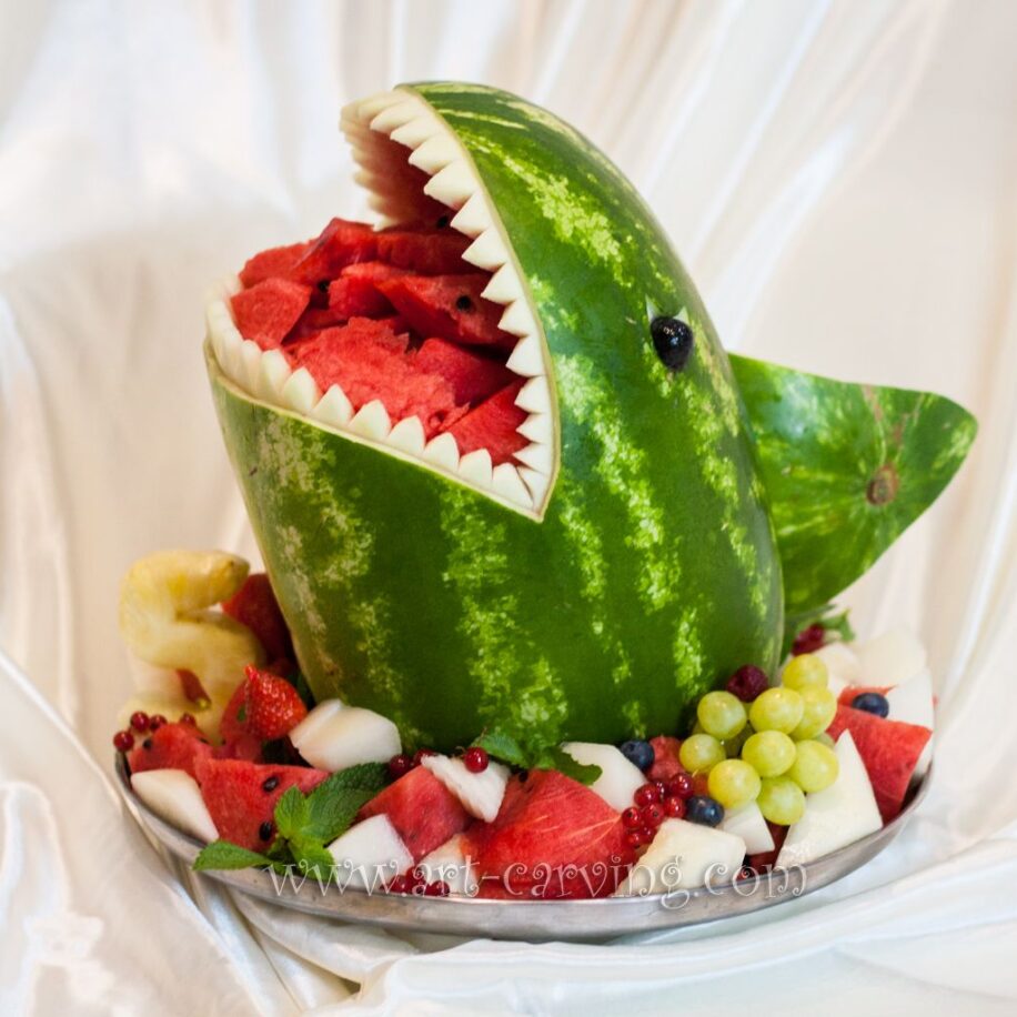 Fruit shark. Акула из арбуза. Голова акулы из арбуза.