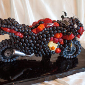 Мотоцикл из ягод