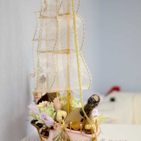Свадебный корабль с цветами  из конфет
