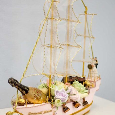 Корабль из конфет с шампанским