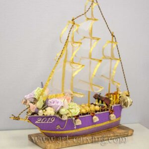 корабль с цветами из конфет
