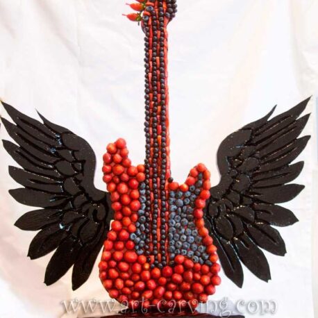 Гитара с крыльями из клубники и чёрного винограда