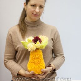 Выпускница со своей работой: Ваза из тыквы с цветами (около 5 часов)